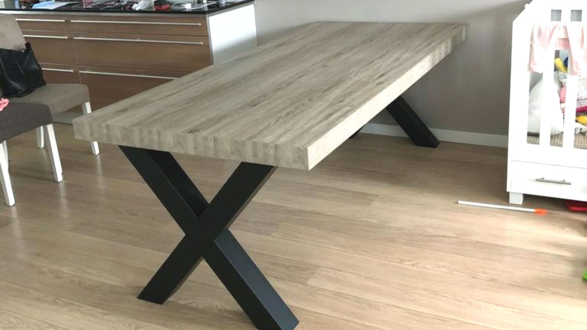 DIY: een nieuwe tafel dankzij een likje verf -
